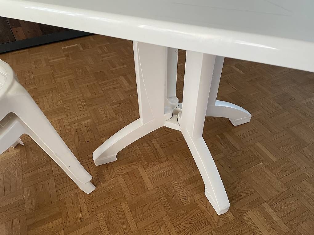 Set di tavolo e panche: Plastiktisch mit Stühlen – Usato da Oftringen venduto da est_mcq8 3