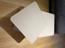 Drehbarer Couchtisch mit quadratischen Glasplatten