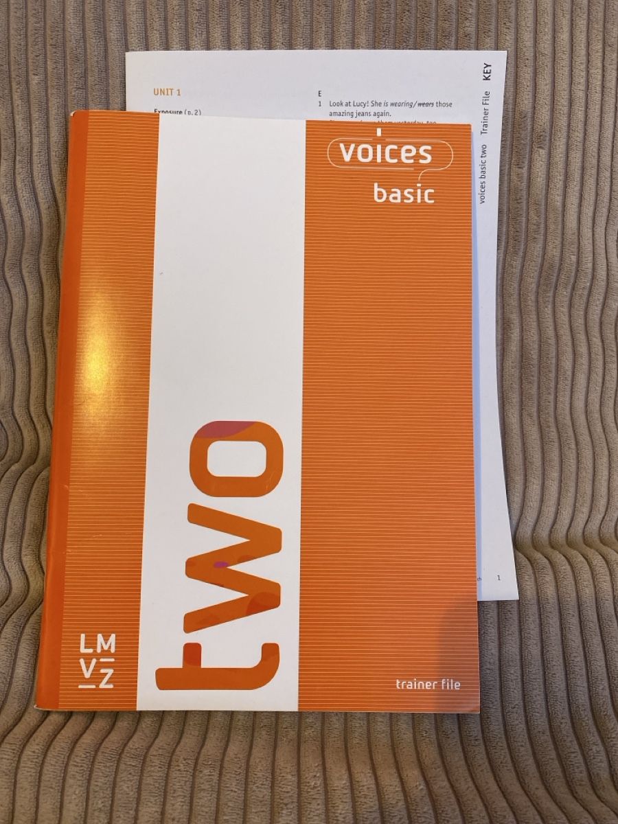 Libri: LMVZ Voices basic two: Trainer File mit CD und Lösungen NEU – Nuovo (secondo la descrizione) da Seuzach venduto da freiheiten