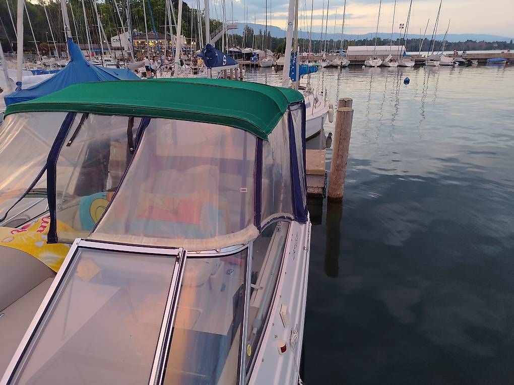 Four Winns Barche: Bimini camper Fourwinns Vista 238 – Usato da Chavannes-de-Bogis venduto da Skyhawk3 3