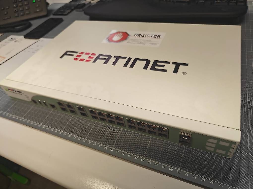 Firewall: Fortinet FortiGate FG-100D Firewall Security Appliance P1151 – Usato da Odogno venduto da Aron.Stocker 1