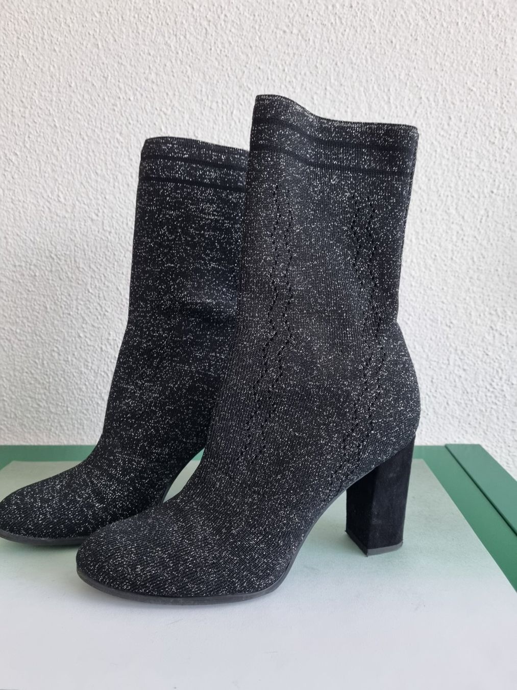 Dosenbach Scarpe da donna: Stiefelette Gr. 37 Elastischer Stoff schwarz-silber – Nuovo (secondo la descrizione) da Zofingen venduto da Felpa