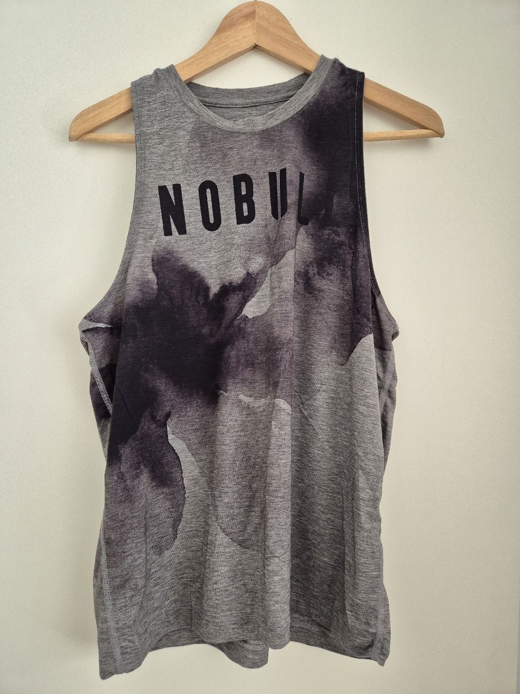Top: NOBULL Top - M – Nuovo (secondo la descrizione) da Stilli venduto da fiona_pfister
