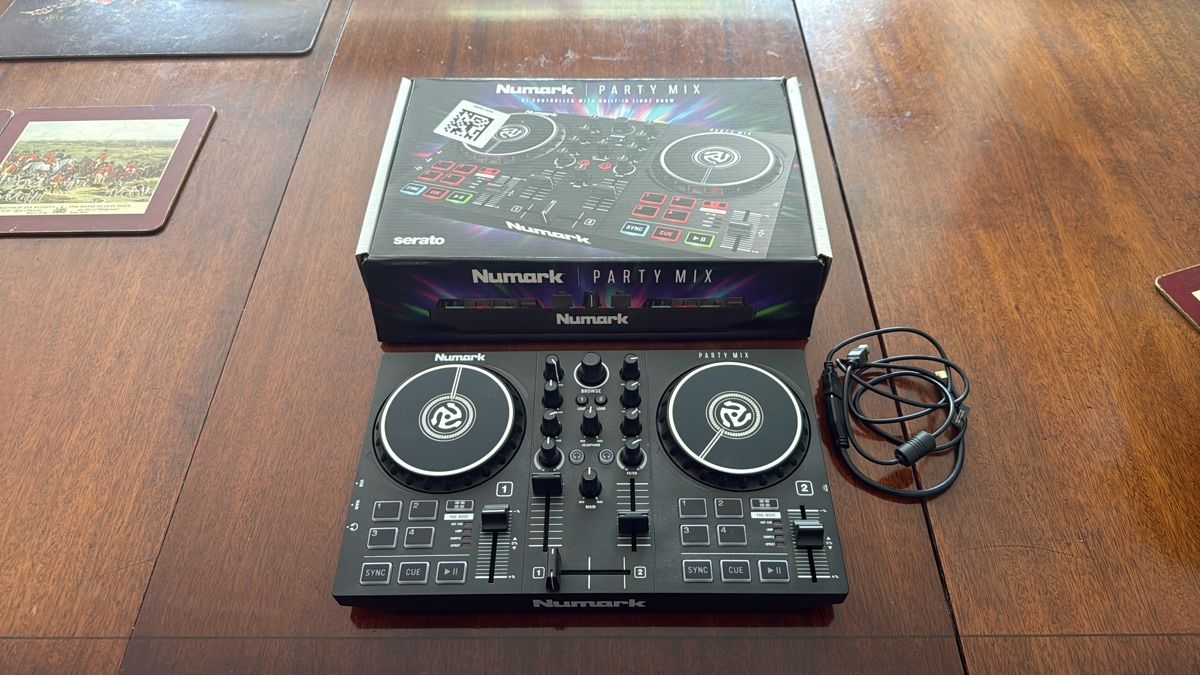 Numark Mischpulte: Numark Party Mix DJ Controller mit Lichtshow – Neu und originalverpackt aus Küsnacht ZH von Wobisch1