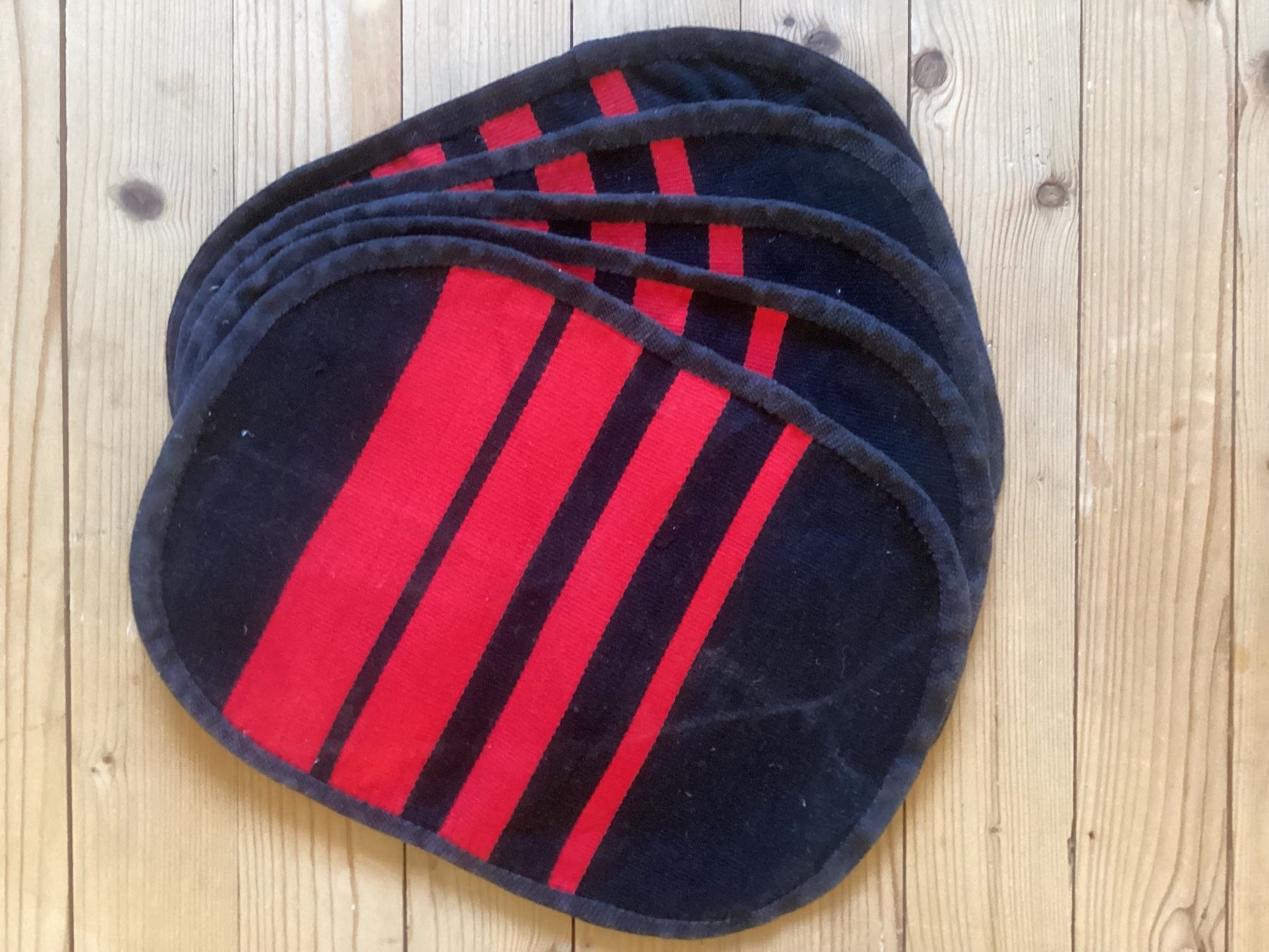 Set di tavolo e panche: 6 Tischsets: rot, schwarz plus… – Usato da Muttenz venduto da bar_ws7n 1