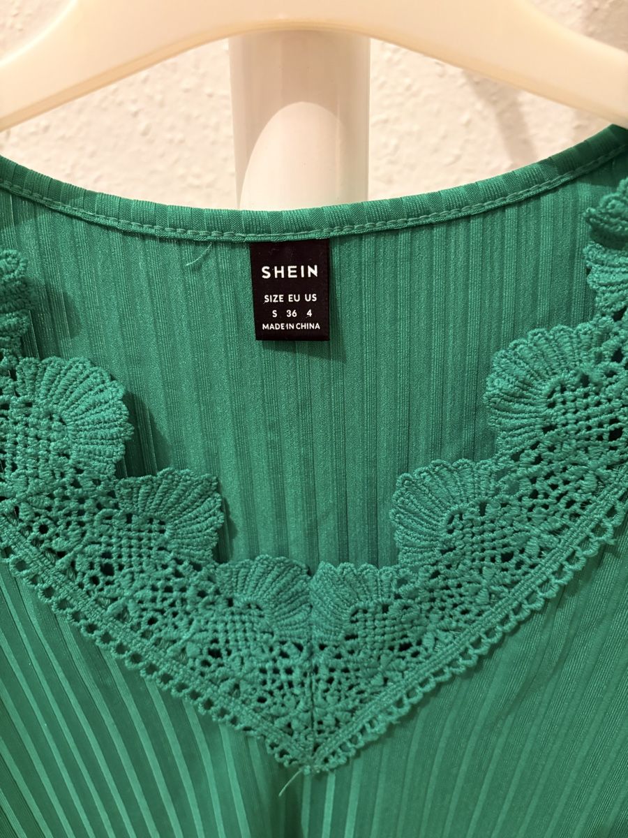 Shein T-Shirts: Haut vert – Neu (gemäss Beschreibung) aus Chêne-Bougeries von bru_bs9n 1