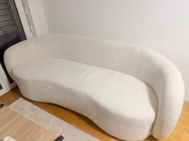 Couch Bouclé creme geschwungen modern sofa