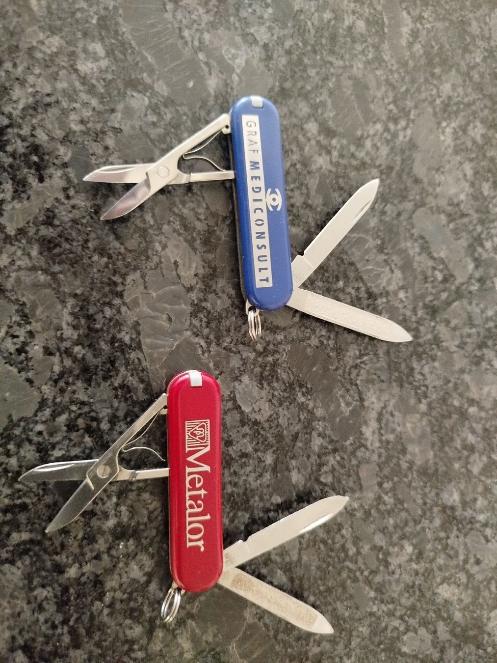 Victorinox Coltelli tascabile: 2 couteaux Suisse publicitaires – Usato da Genève venduto da Octo-puces 1