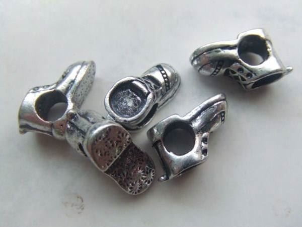 Perle (finte): Metallperle Schuh mit mind. 4mm Loch – Nuovo (secondo la descrizione) da Alpnachstad venduto da perlengaby 1