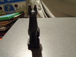 Katze sitzend, schwarz, schwer