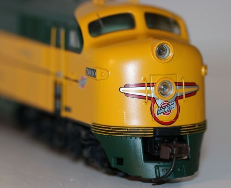 Broadway Modellini di ferrovie: Broadway Ltd H0: EMD E7A C&NW #5010A, mit Sound/DC/DCC – Nuovo e nell'imballaggio originale da Brüttisellen venduto da Rentner44zh 1