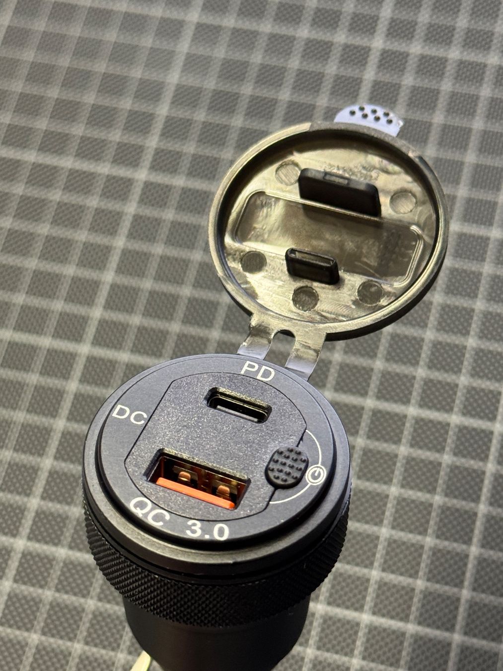 Caricabatterie: 12V Voltmeter Fast Charge Waterproof Hella DIN – Nuovo (secondo la descrizione) da Neuchâtel venduto da art_bqk6 1