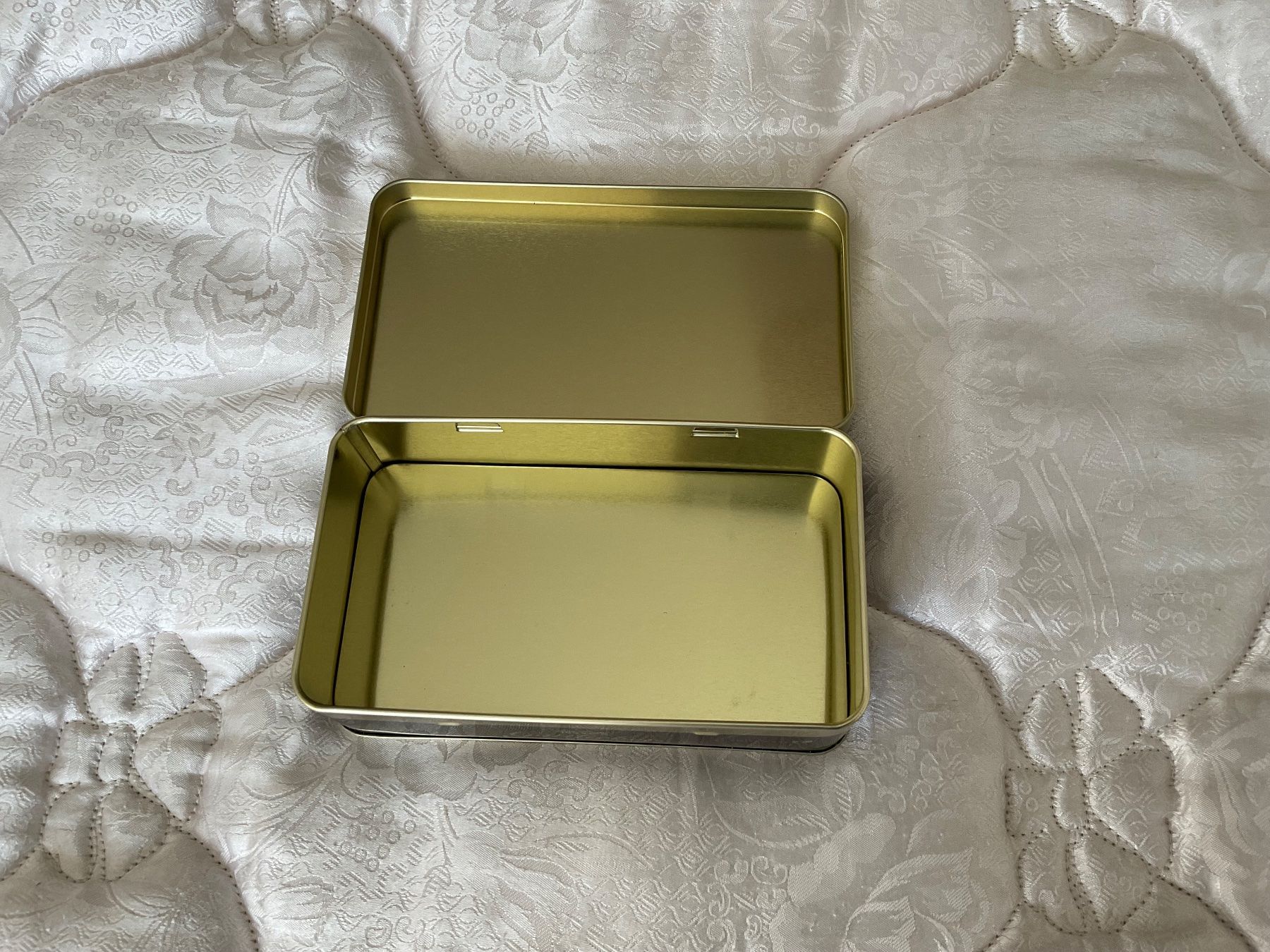 Contenitori & Simili: Blechdose mit Scharnier, UBS, Guetzlibox, 16.2x9.2x4.5 cm – Usato da Regensdorf venduto da Polo101 2
