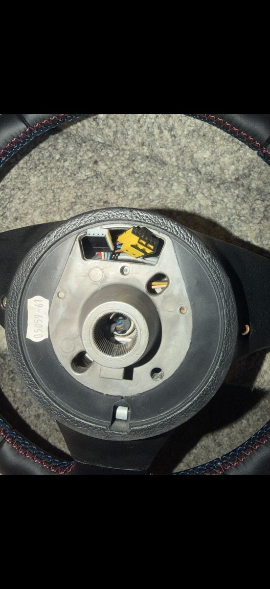 BMW Tutti pezzi di ricambio auto: Neu bezogenes BMW E36/E39/E46 Lederlenkrad – Usato da Widnau venduto da Gasser_Auto 1