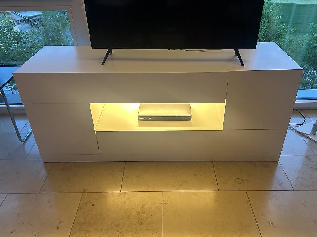 Interio Mobili TV: Weisses TV-Möbel mit Beleuchtung Sideboard Interio – Usato da Bremgarten b. Bern venduto da m-stalder80