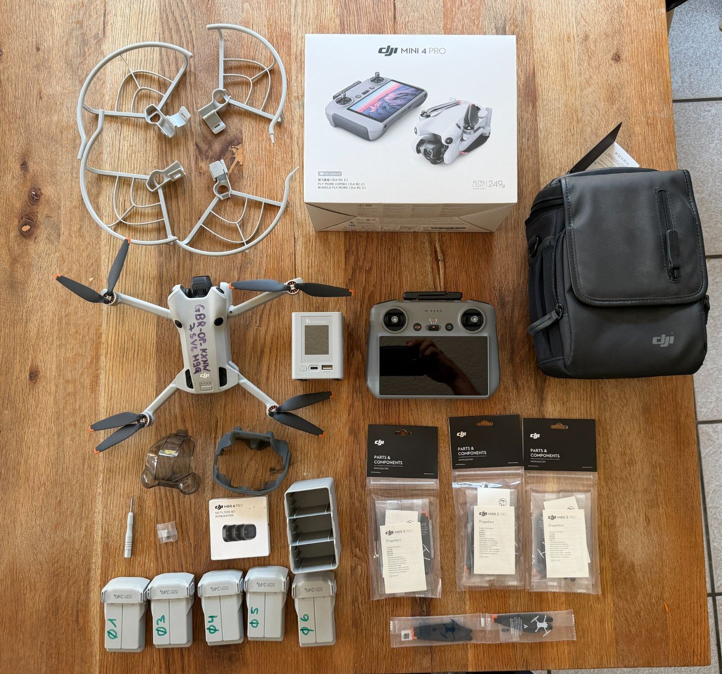 DJI Modellismo RC: DJI Mini 4 Pro Fly More Combo RC2 mit 5 Akkus – Usato da Gelterkinden venduto da Digitalfo0