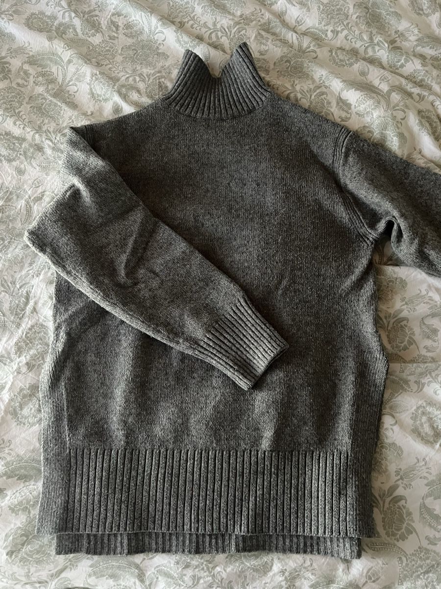 H&M Maglioni & Felpe: Damen Rollkragenpullover grau mit Seitenschlitz – Usato da Altenrhein venduto da jus_mx89