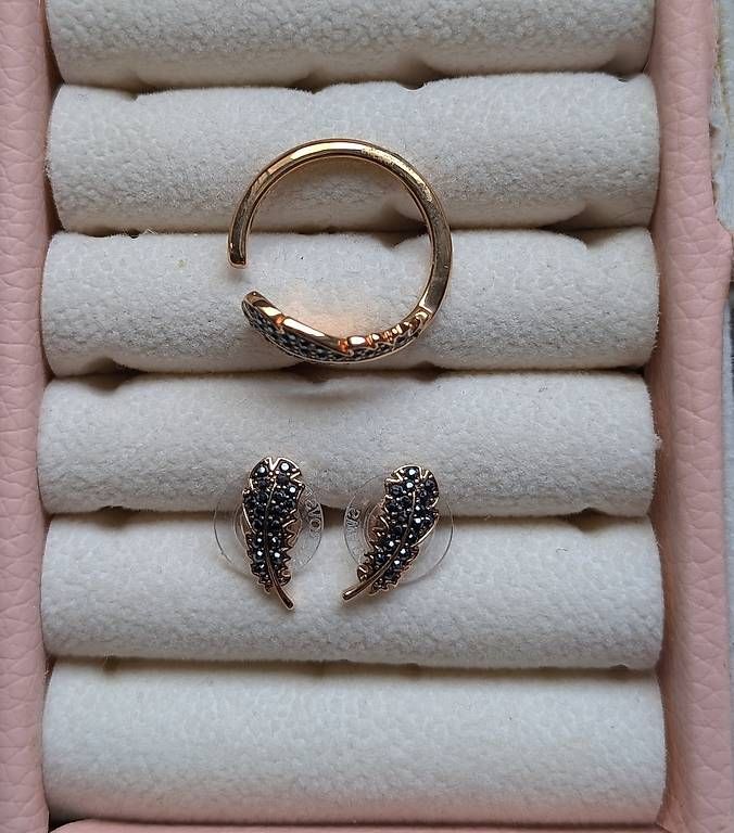 Swarovski Altri gioielli: Swarovski Schmuckset Ring + Ohrringe Roségold – Usato da Stadel b. Niederglatt venduto da AninaCa 1
