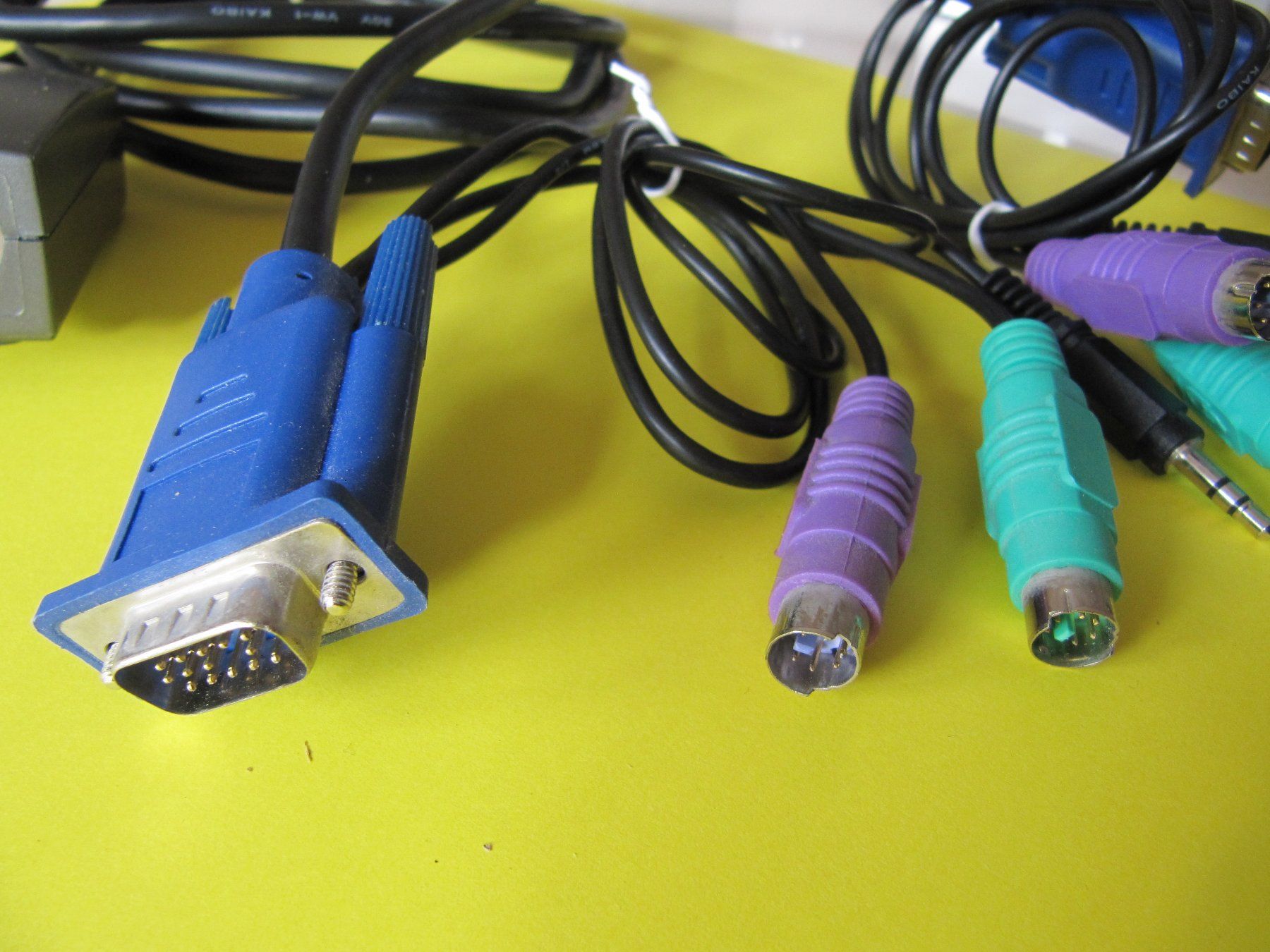 Laufwerke & Adapter: 2 Port KVM SWITCH  # T 7 – Gebraucht aus Basel von Kuba2 3