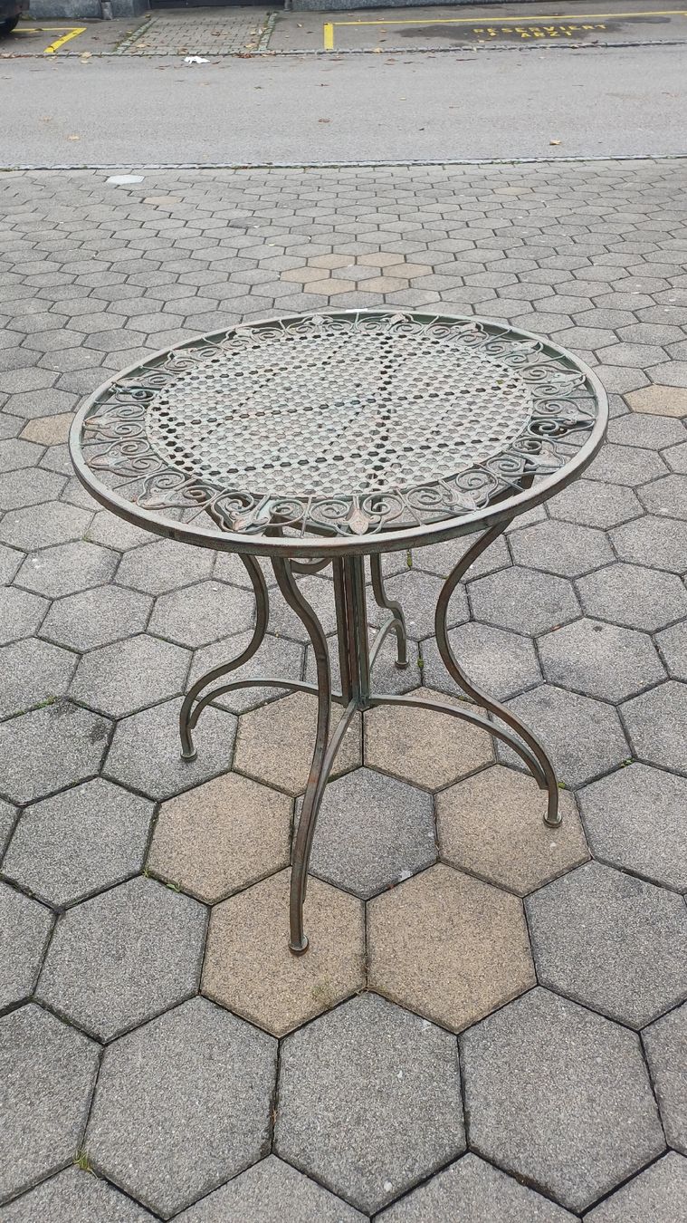 Set di tavolo e panche: Schöner Gartentisch mit Stühlen – Usato da Flawil venduto da Pinkmalibu 5