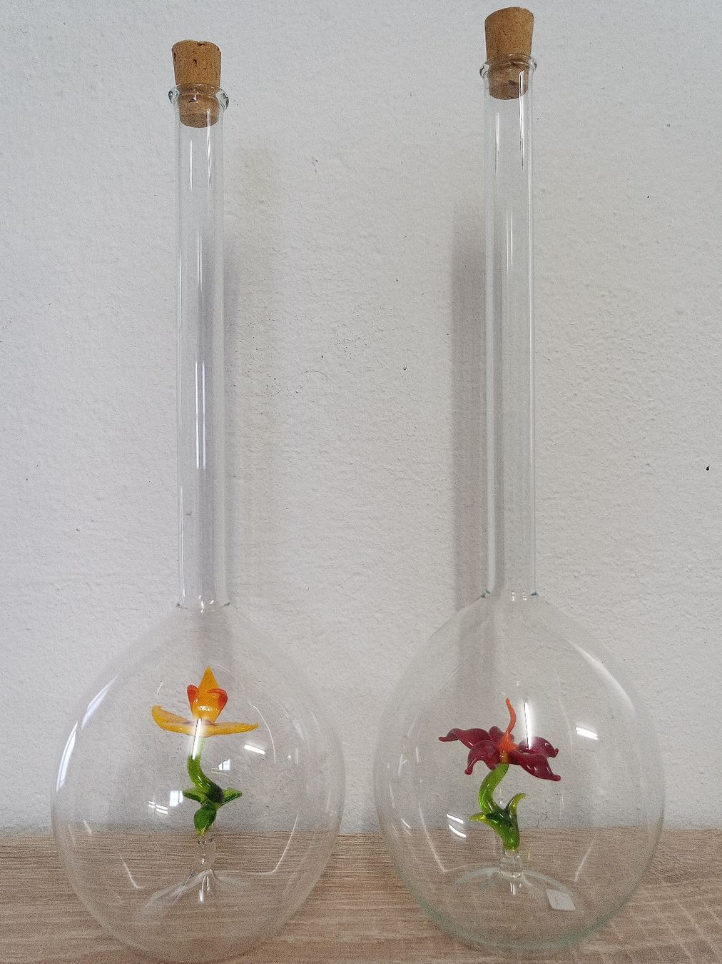 Apparecchiature e tecnologia a gas: 2 Glasflaschen mit Glasblumen - Deko Flaschen Blumen – Usato da Reiden venduto da Zofi-Brocki