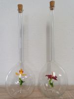 2 Glasflaschen mit Glasblumen - Deko Flaschen Blumen