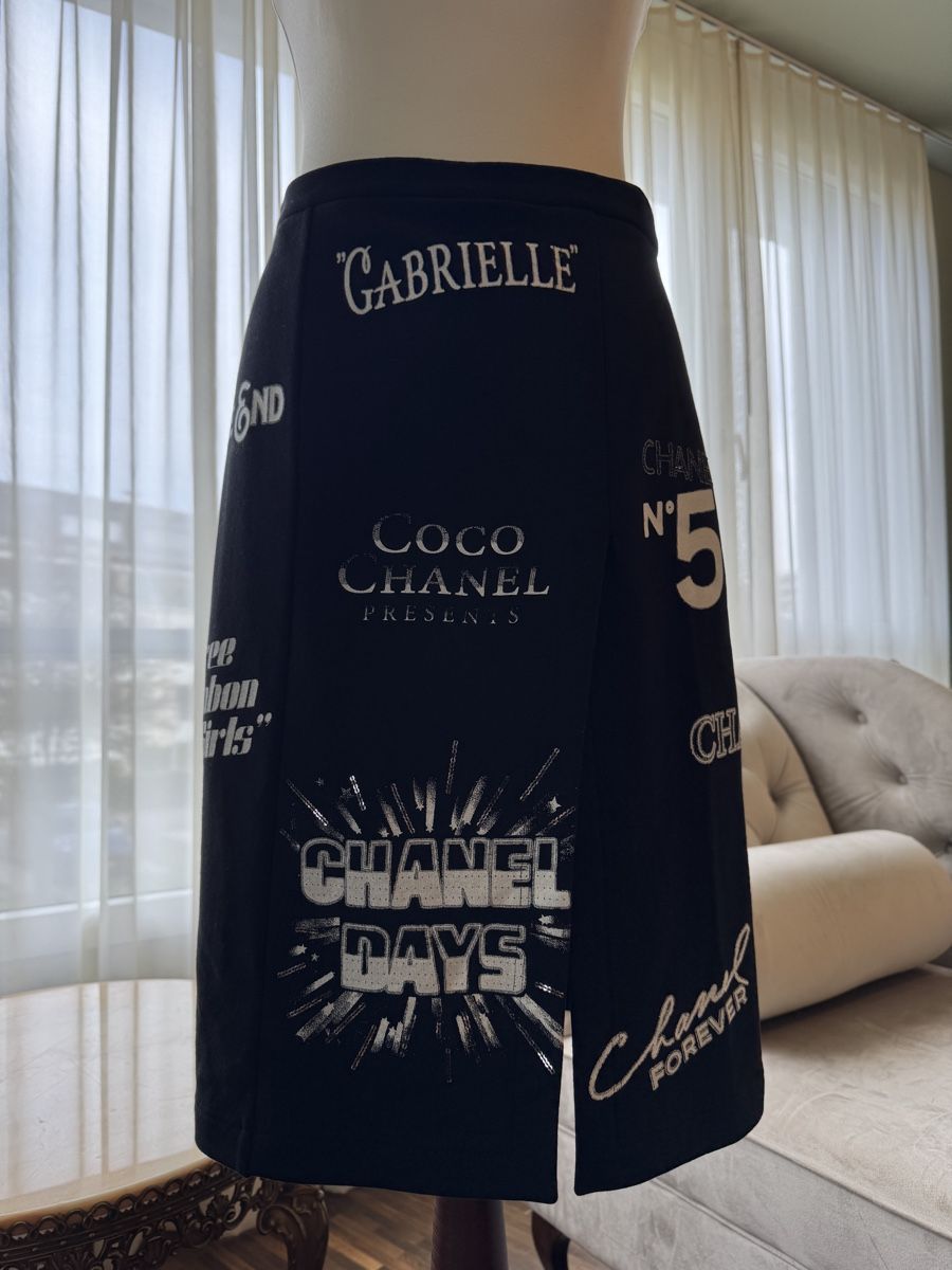 Chanel Gonne: Original Chanel Rock, Gr. XS, Schwarz - Einzigartiges Design – Nuovo (secondo la descrizione) da Baar venduto da TheArchive