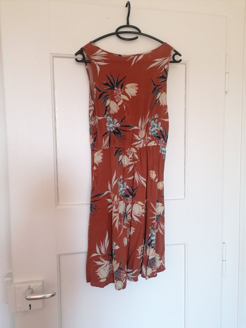 Only Robes: Only Kleid Nova Sara kamelbraun floral 34 – D'occasion à Liebefeld par Ochotona 2