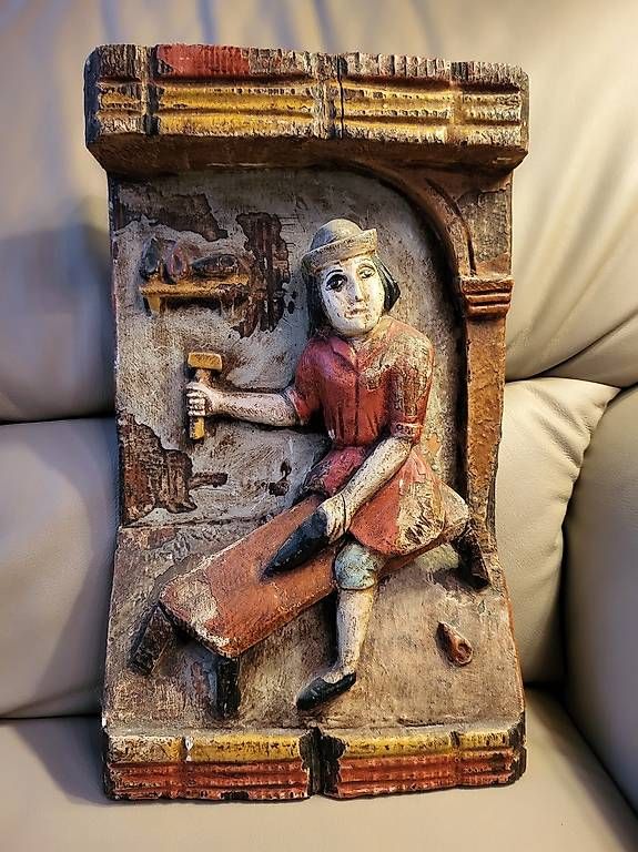 Skulpturen & Statuen: Flachrelief aus Holz, bemalt – Gebraucht aus Basel von pat_kr5l
