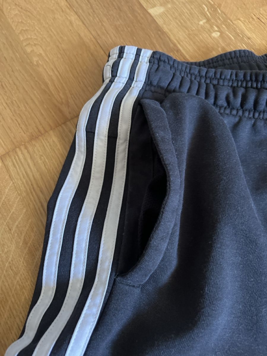 Adidas Pantaloni: Schwarze Adidas Trainingshose Gr. S – Usato da Basel venduto da zoralliv 3