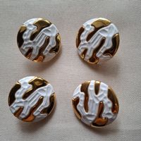 4 Knöpfe, winterweiss/ goldfarben, 23 mm.