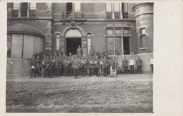 1. WK, Militärkapelle, deutsche Soldaten vor Gebäude