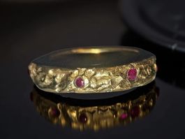 Wilder Bronze-Ring, mit sechs Rubinen, Ringgrösse 55