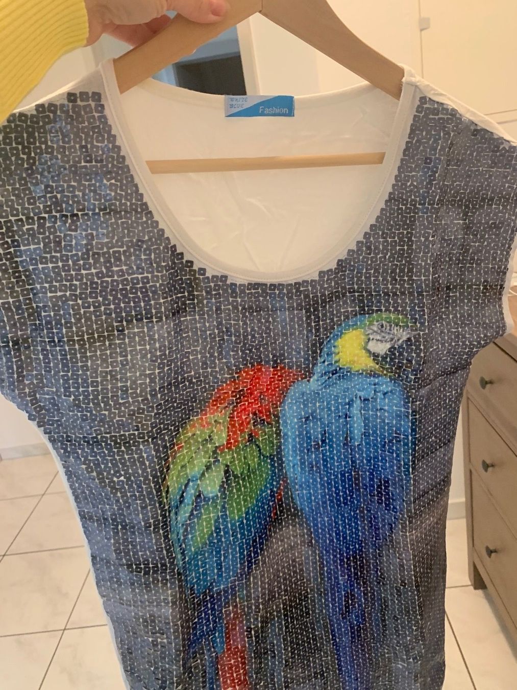 T-shirt: Shirt with paillettes. – Usato da Nuerensdorf venduto da gokden1336