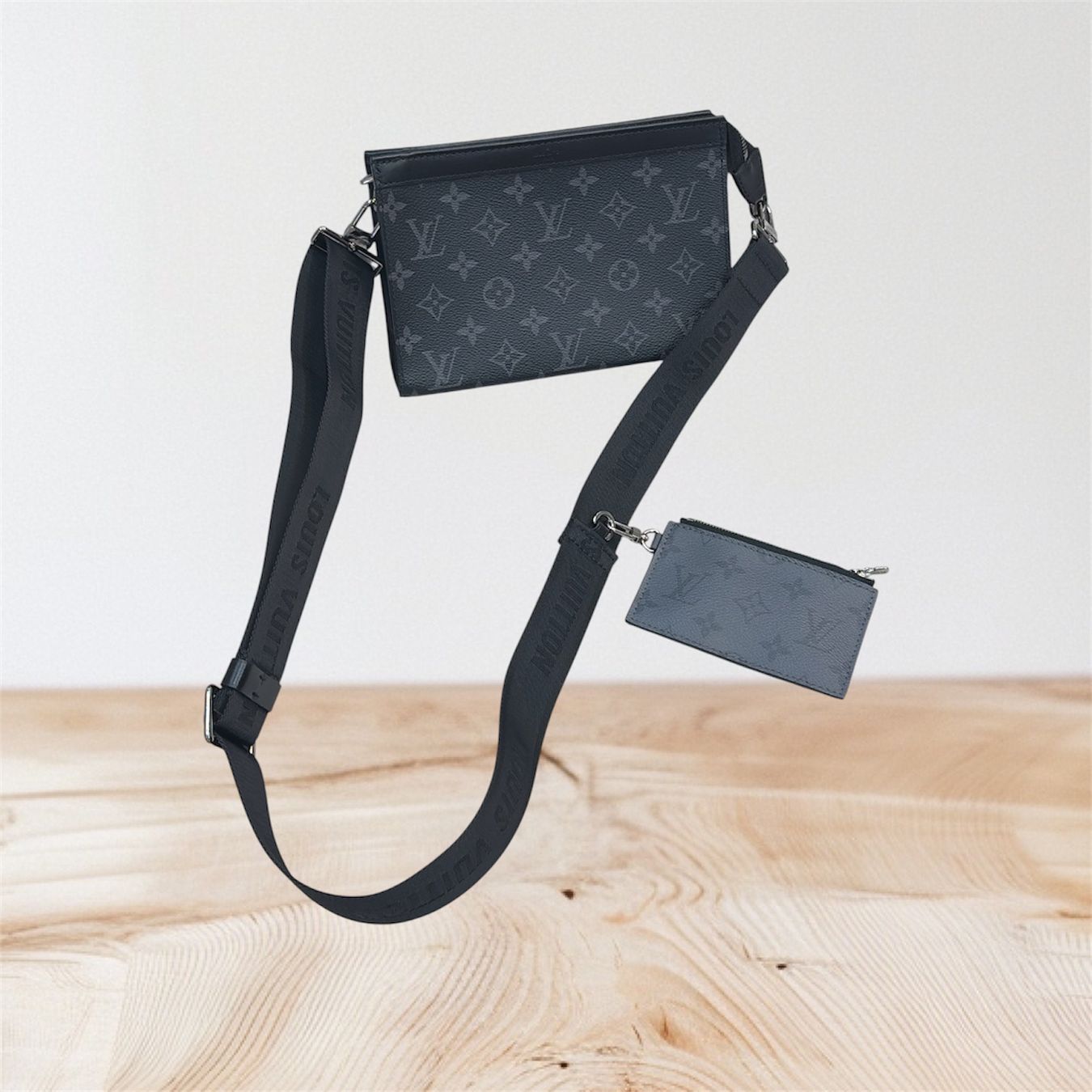 Louis Vuitton Sacs: Louis Vuitton Tasche Monogram Eclipse neuwertig – D'occasion à Lachen SZ par HelvetiaLuxury 1