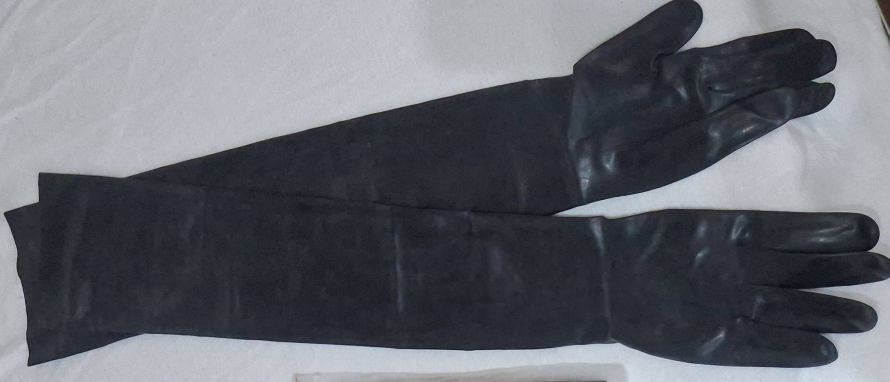 Guanti & manicotti: Schwarze Gummihandschuhe lang Grösse M neu – Usato da Glattbrugg venduto da cub_w7l8