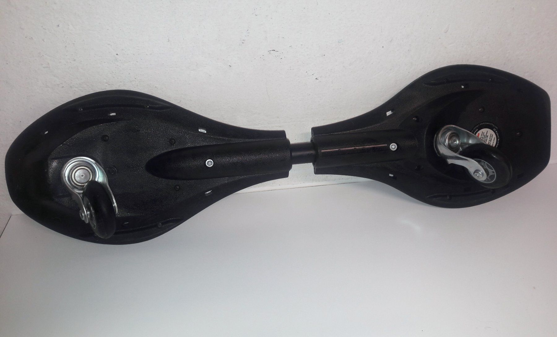 Skateboards: Waveboard rot schwarz weiss mit Sculls – Usato da Zürich venduto da Mukumukus 3