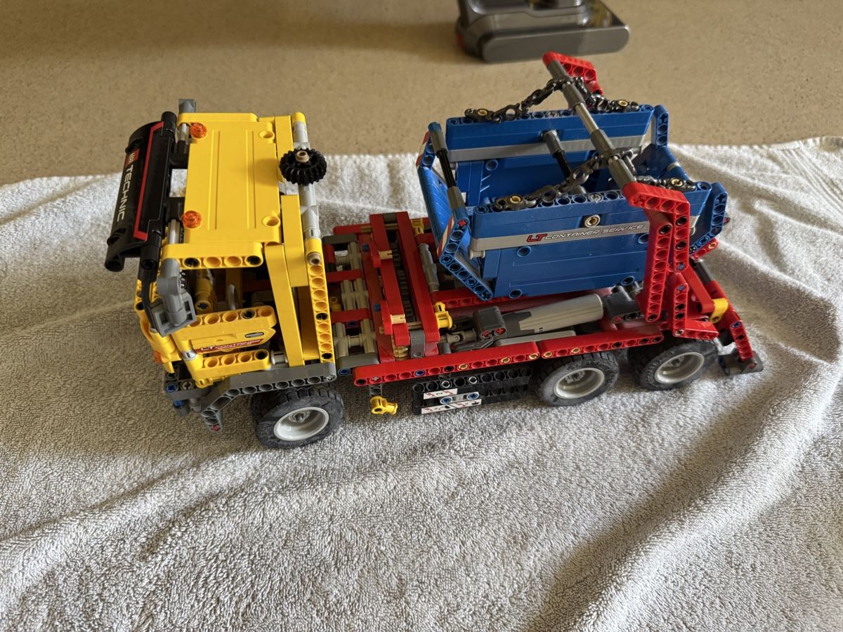 Lego Spielzeuge: Lego Technic Container Truck 42024 – Gebraucht aus Rümlang von MR8 3