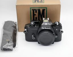 Nikon EM Body sehr schön und ab Service
