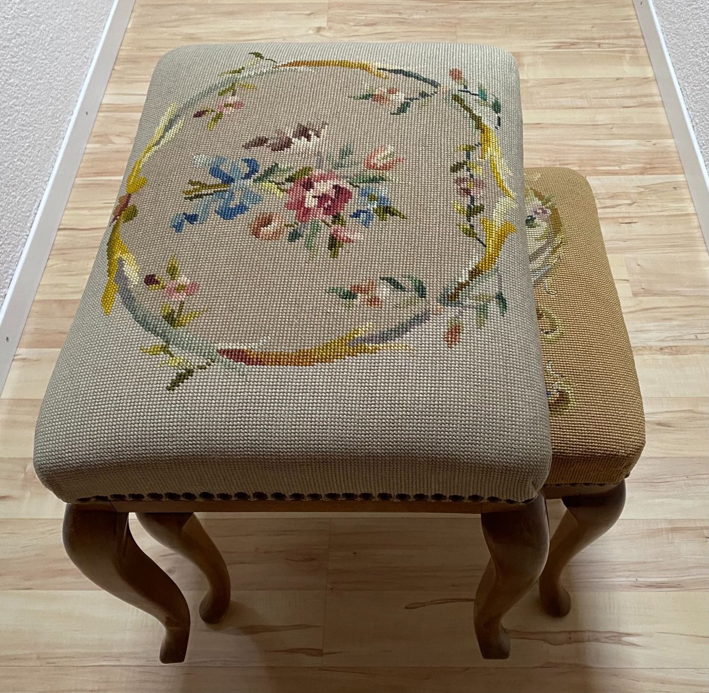 Sgabelli: Zwei antike Gobelin-Hocker – Usato da Landquart venduto da Pst3
