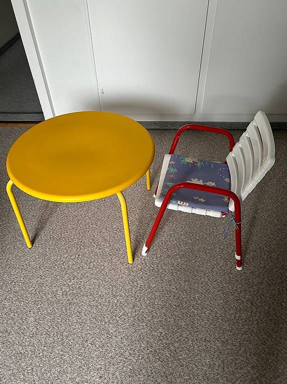Tavoli: Kindertisch mit Stuhl – Usato da Bronschhofen venduto da kar_xv5p