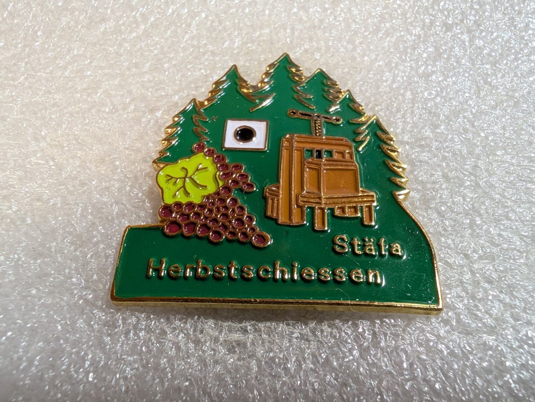 Placchette & Badge: Ansteckpin 197: Stäfa Herbstschiessen – Usato da Oppligen venduto da Pin-Fall-Shop