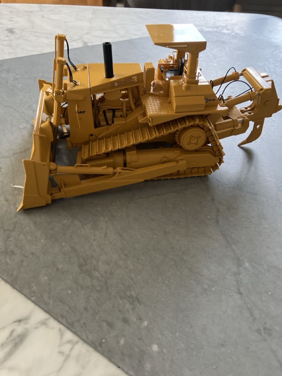 Caterpillar Modellbausätze & Standmodelle: CAT D10 Track-Type Tractor Modell mit Originalverpackung – Gebraucht aus Münchenbuchsee von Simk91