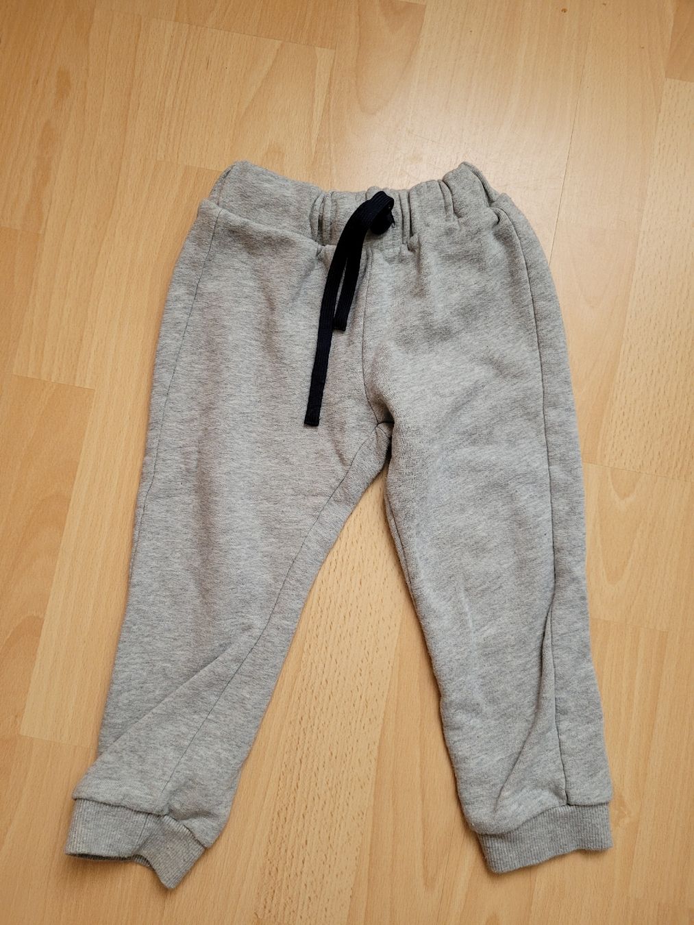 Benetton Pantaloni: Trainerhose Benetton gr. 98 – Usato da Inwil venduto da Flower2325