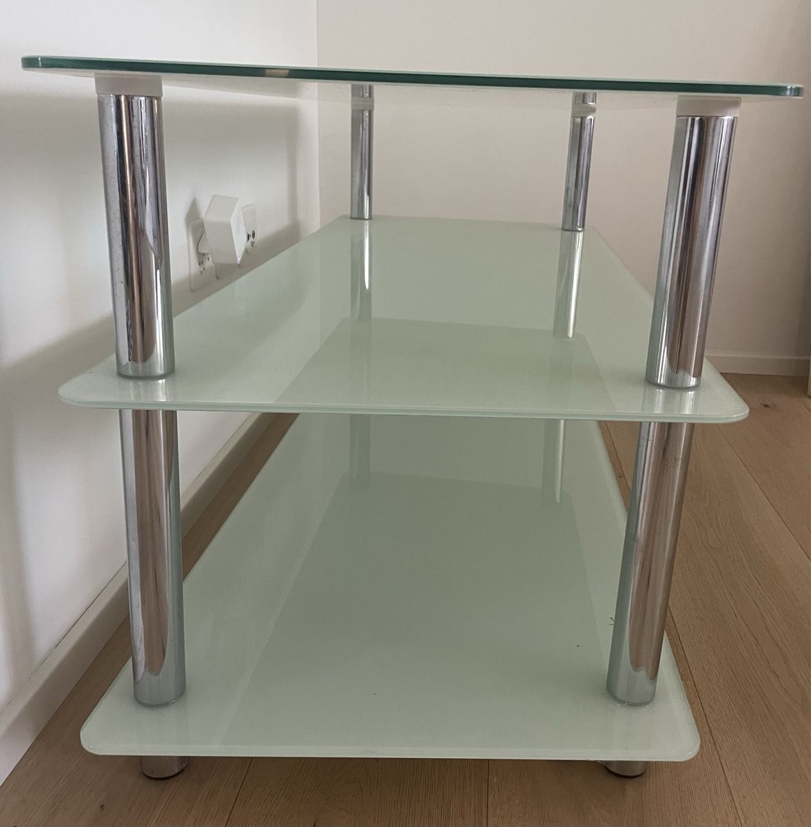 Tavoli: Green glass trapezoid shape TV table – Usato da Embrach venduto da lau_2gtp 1