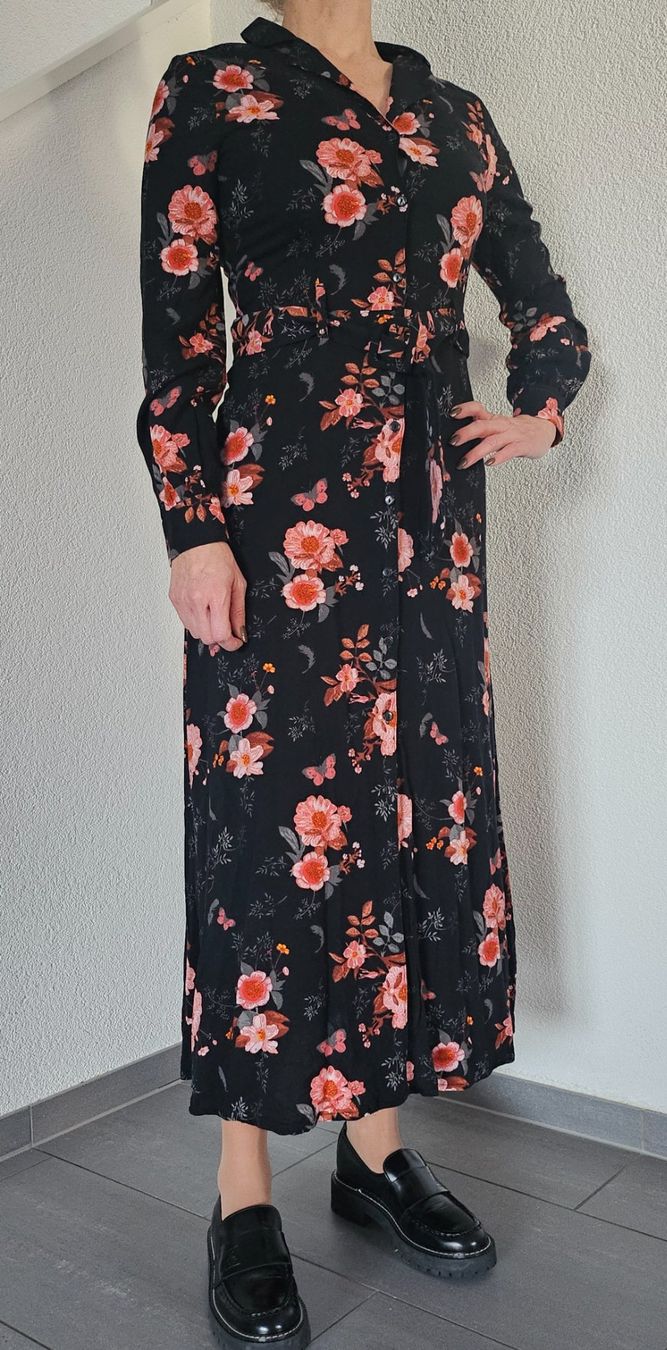 Kleider: Schönes Maxikleid mit Blumenmuster, Grösse M – Gebraucht aus Schupfart von Herz24