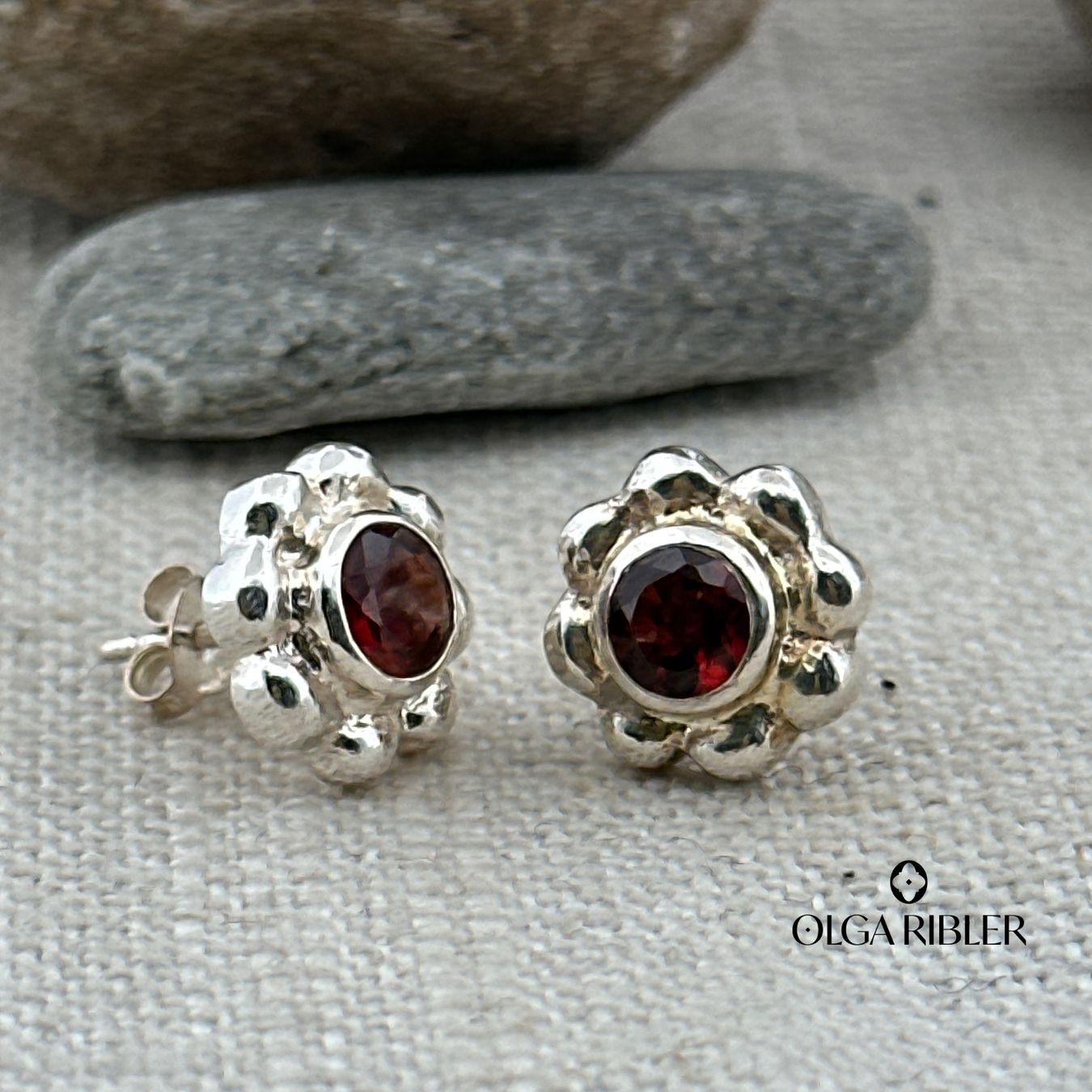 Olga Ribler Boucles d'oreille: Silber Ohrstecker mit Granat – Neuf (Voir description) à Luzern par MonikaS03 1