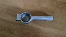 Vintage Zitronenpresse aus Aluminium Metall gebraucht