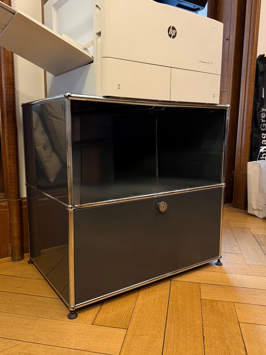 Kommoden: USM Haller Sideboard – Anthrazit – Klapptür – Gebraucht aus Basel von bubblyfactory 1