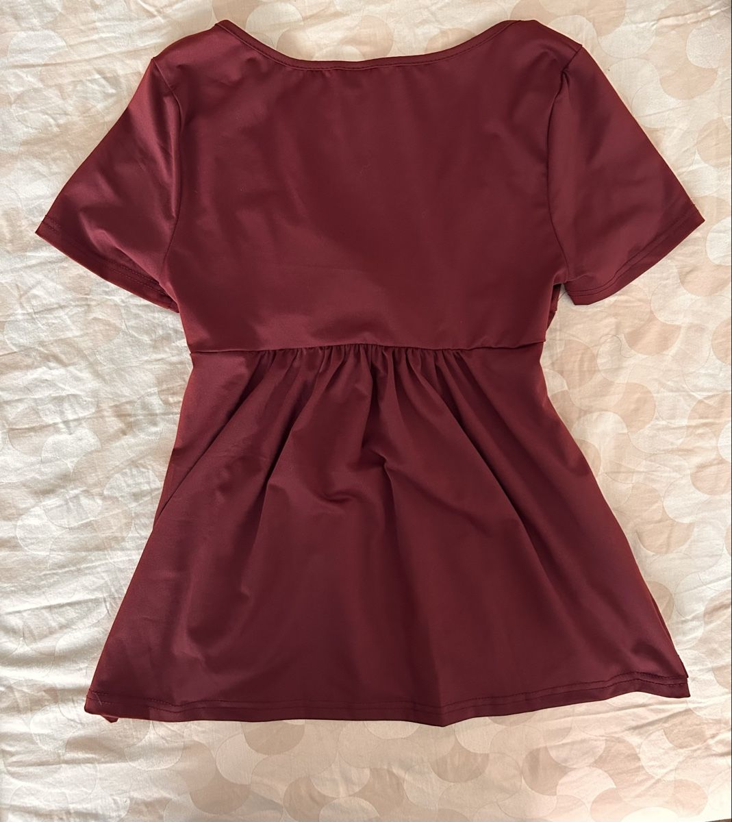 Blouses, T-shirts & Tops: Bordeauxfarbenes Oberteil mit kurzen Ärmeln – Neuf (Voir description) à Bad Ragaz par ser_xc7t 1
